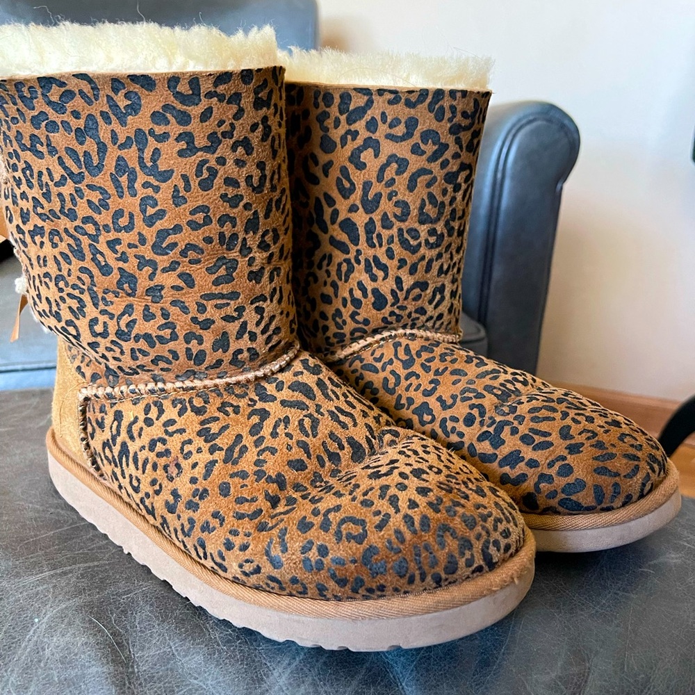 Authentic Used UGGS Womens size 6. Leopard print. Soles excellent condition.